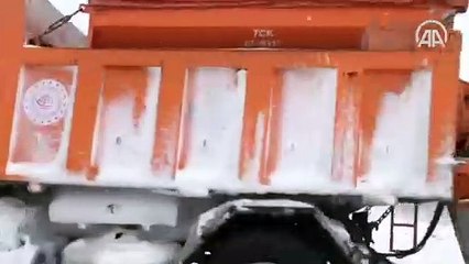 Ekipler karla mücadelesini sürdürüyor