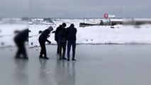 Buzda oyun oynayan çocuklar suya düştü