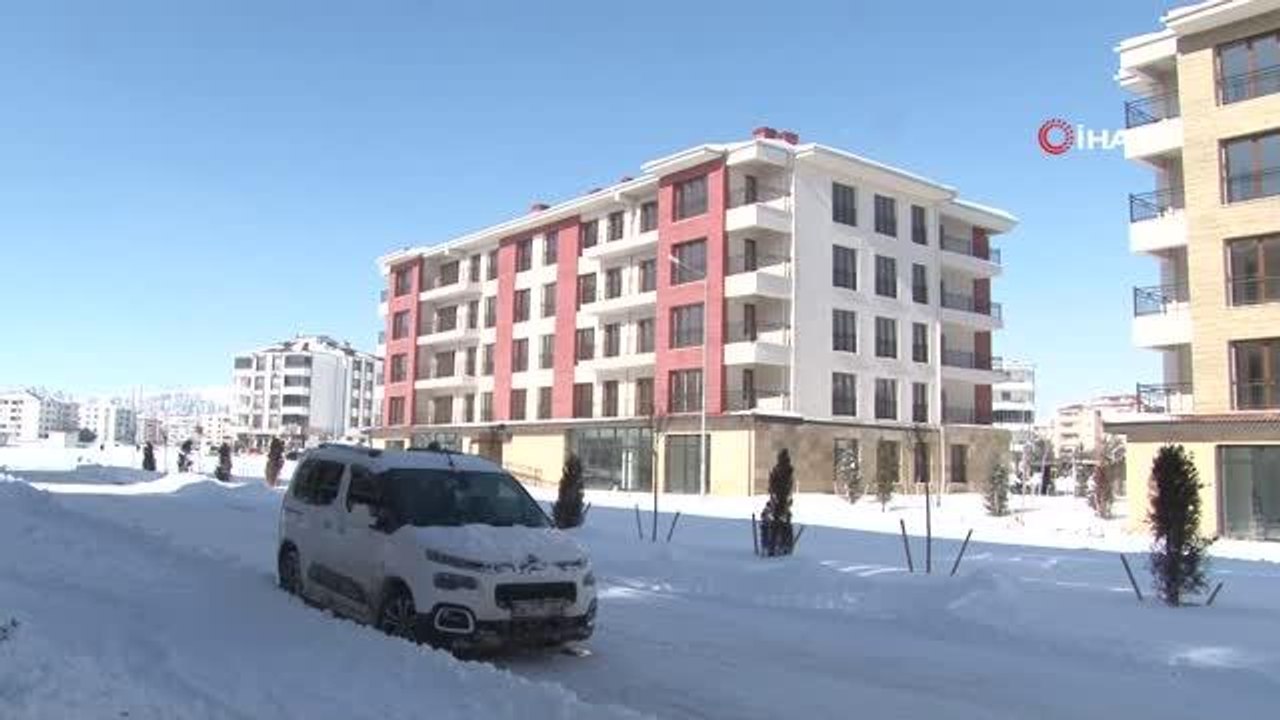 Yeni yuvalarına kavuşan deprem mağdurları mutlu: "Evler 5 yıldızlı otel gibi"- 10 milyar lira yatırım yapılan Elazığ deprem konutlarının yüzde 90'ı...