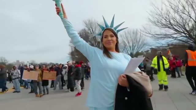 Miles de personas protestan en Washington por las medias anticovid
