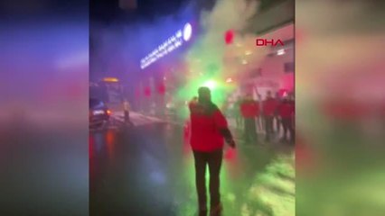 Son dakika... ARKADAŞLARI DÜĞÜNE GELEMEYİNCE GELİNLİK VE DAMATLIKLA İTFAİYE MÜFREZESİNE GİTTİ