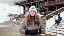 Une journaliste au ski parle de superbes conditions alors qu'une skieuse galère en arrière plan
