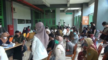 Antrean Membludak, Ratusan Warga di Bekasi Gagal Vaksin Booster