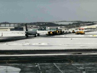 İstanbul Havalimanı'nda karla mücadele kesintisiz sürüyor