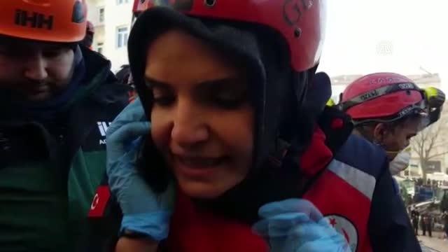Enkaz altındaki Azize ile konuşan UMKE gönüllüsü o anları unutamıyor