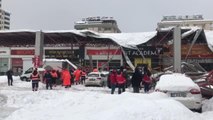 GAZİANTEP - Kar yağışı nedeniyle otopark olarak kullanılan yerin çatısı çöktü - Güvenlik kamerası