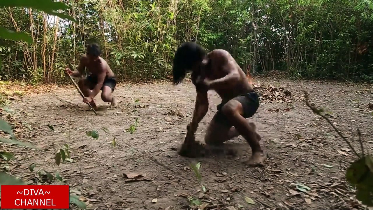 Build Underground Tunnel House and Palm Swimming Pool & Leaf Bathtub