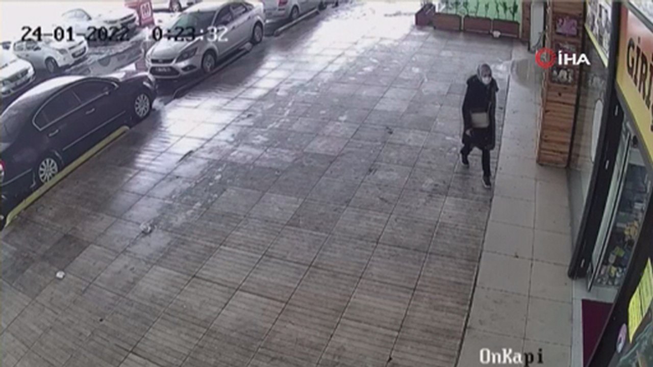 Çöken çatının altında kalmaktan saniyelerle kurtuldu