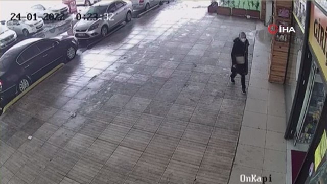 Çöken çatının altında kalmaktan saniyelerle kurtuldu