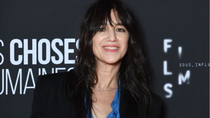 FEMME ACTUELLE - "Je le prenais mal" : Charlotte Gainsbourg se confie sur les critiques de son père Serge sur son physique