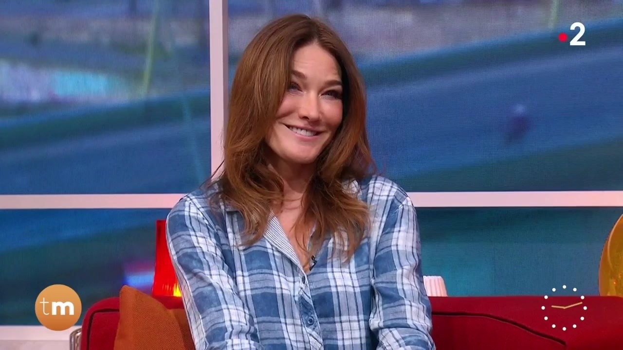 FEMME ACTUELLE - "C'était des soirées folles" : les étonnantes confidences de Carla Bruni sur Nicolas Sarkozy