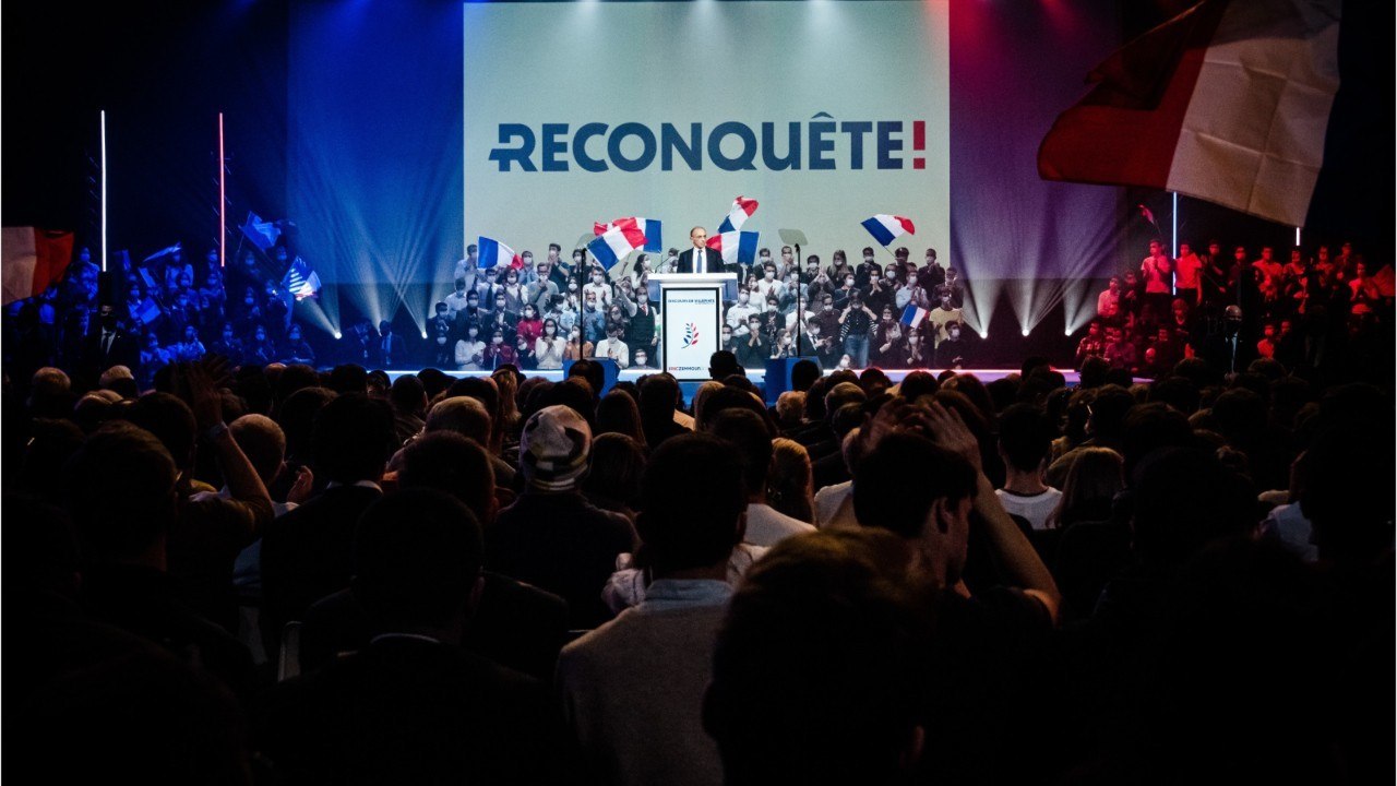 FEMME ACTUELLE - Pourquoi les meetings politiques et offices religieux ne sont pas soumis aux jauges sanitaires ? On vous explique