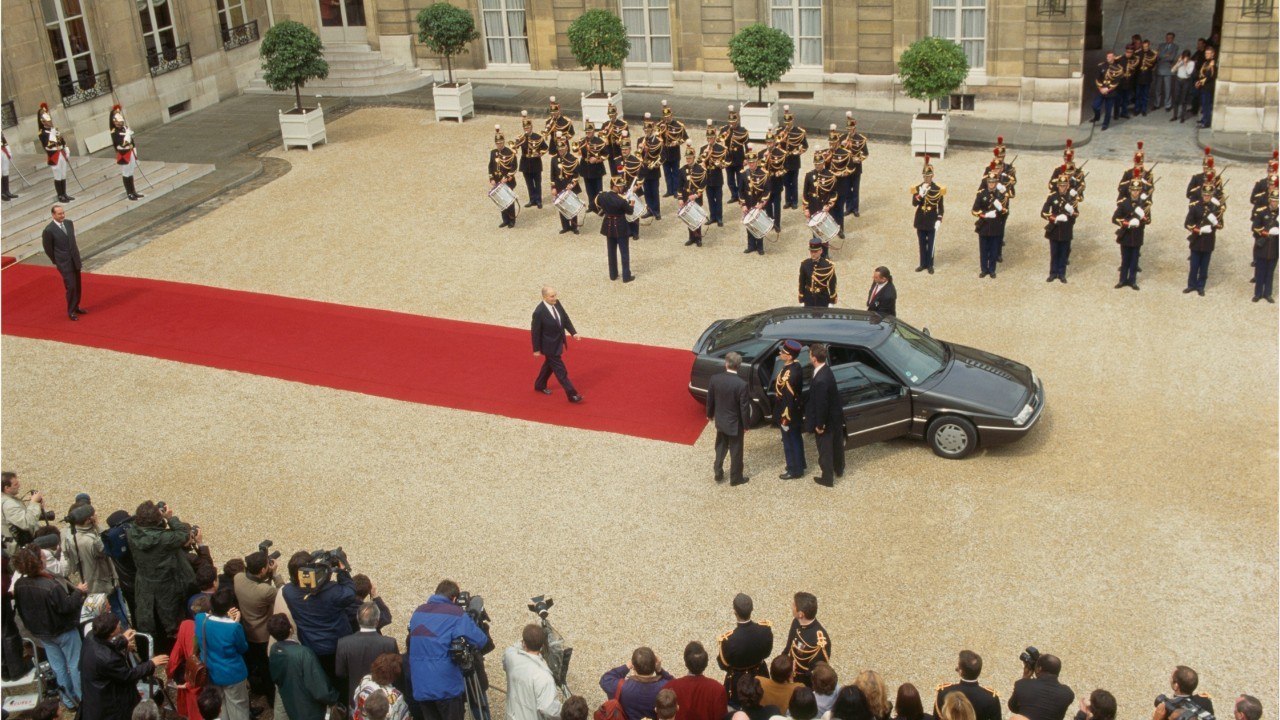 FEMME ACTUELLE - Julien Doré, Hoshi, Jarry… Les stars se présentent à l’élection présidentielle de 2022 pour une raison bien précise !