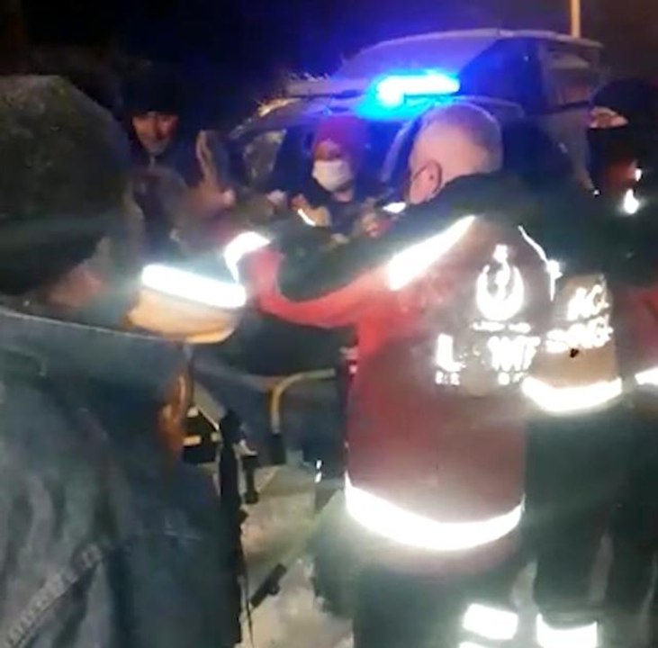 Yolu kapanan köyde mahsur kalan hasta için ekipler seferber oldu
