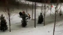 Sultangazi’de karda yürüyüş yaparken düşen kişinin yardımına polisler koştu