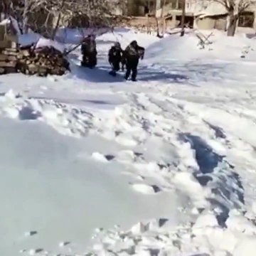 Bakan Koca, hastayı sırtında taşıyan 112 çalışanının videosunu paylaştı; Saygıyı daha fazla hak eden bir davranış var mı