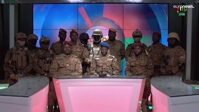 عسكريون في بوركينا فاسو يعلنون عبر التلفزيون استيلاءهم على السلطة وحل الحكومة
