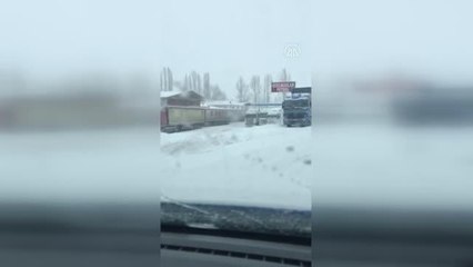 Kar nedeniyle yolda bekleyenlere çorba ikramı