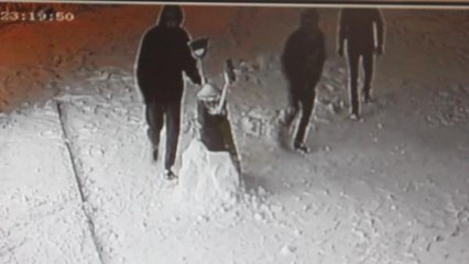 İŞ YERİ ÖNÜNDEKİ KARDAN ADAMI ALIP KAÇTILAR, 'EĞLENCE İÇİN YAPTIK' DEDİLER