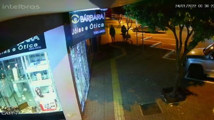 São Miguel: Indivíduos quebram vidro de joalheria para furtar