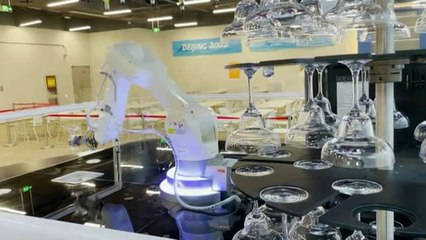 Un brazo robótico para servir copas en los juegos de Pekin