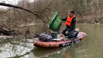 «C’est la variété des déchets qui nous étonne»: en mission avec les nettoyeurs en paddle de la Seine