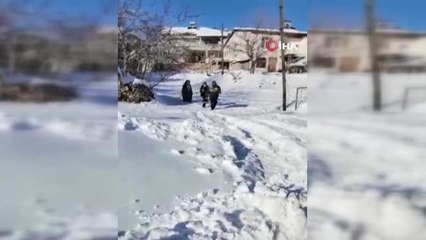 Sağlık görevlisinin sırtında taşıdığı kadından teşekkür