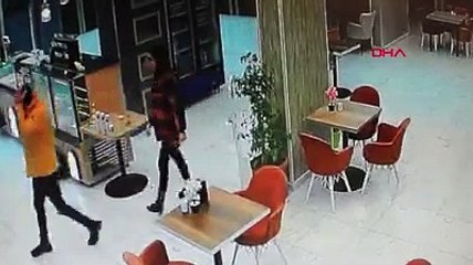 İşyeri önündeki kardan adamı alıp kaçtılar, geri dönüp özür dilediler; "Eğlence için yaptık"