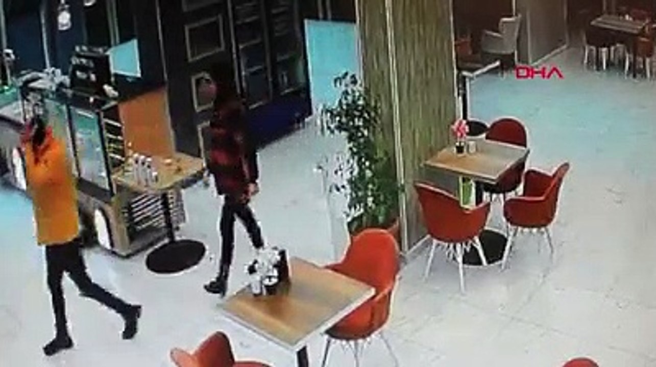 İşyeri önündeki kardan adamı alıp kaçtılar, geri dönüp özür dilediler; "Eğlence için yaptık"
