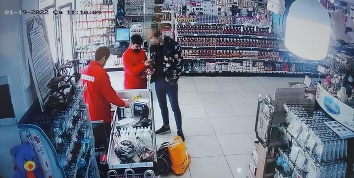 Mağazanın üst katından çaldığı ürünü alt katta iade edip parasını aldı