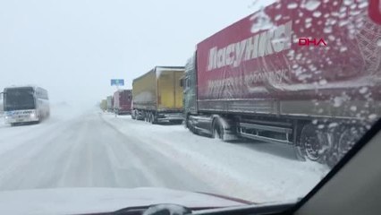 YOLDA MAHSUR KALANLARA EKİPLERDEN ÇORBA İKRAMI