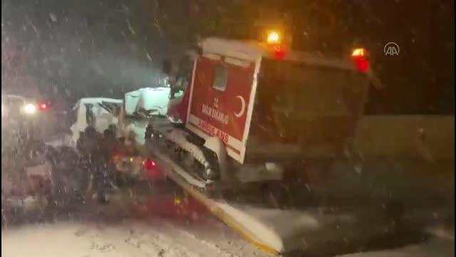 Yolu kapanan beldedeki hamile kadını UMKE hastaneye ulaştırdı