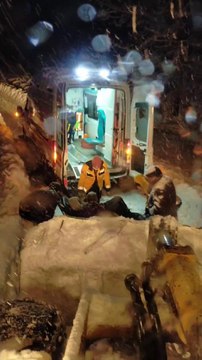 YOLU KAPANAN KÖYDE RAHATSIZLANAN HASTA, İŞ MAKİNESİYLE AMBULANSA TAŞINDI