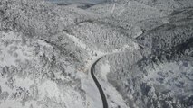 (DRONE) Domaniç Dağları'nda kar nedeniyle daralan yollar genişletiliyor
