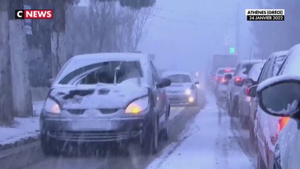 Athènes : De fortes chutes de neige ont perturbé le trafic routier