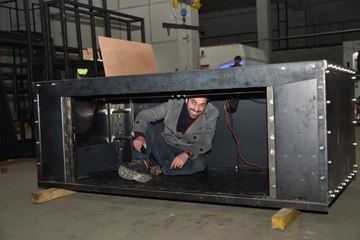 KURŞUN GEÇİRMEZ MASA ÜRETTİ, KENDİSİNİN ÜZERİNDE TEST ETTİ