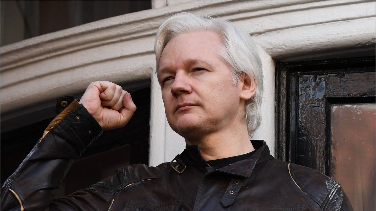 GALA VIDEO - Julian Assange : qui est sa compag...