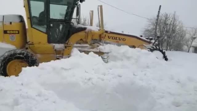 Tipide yolu kapanan köylerdeki hastaların imdadına yardım ekipleri koşuyor