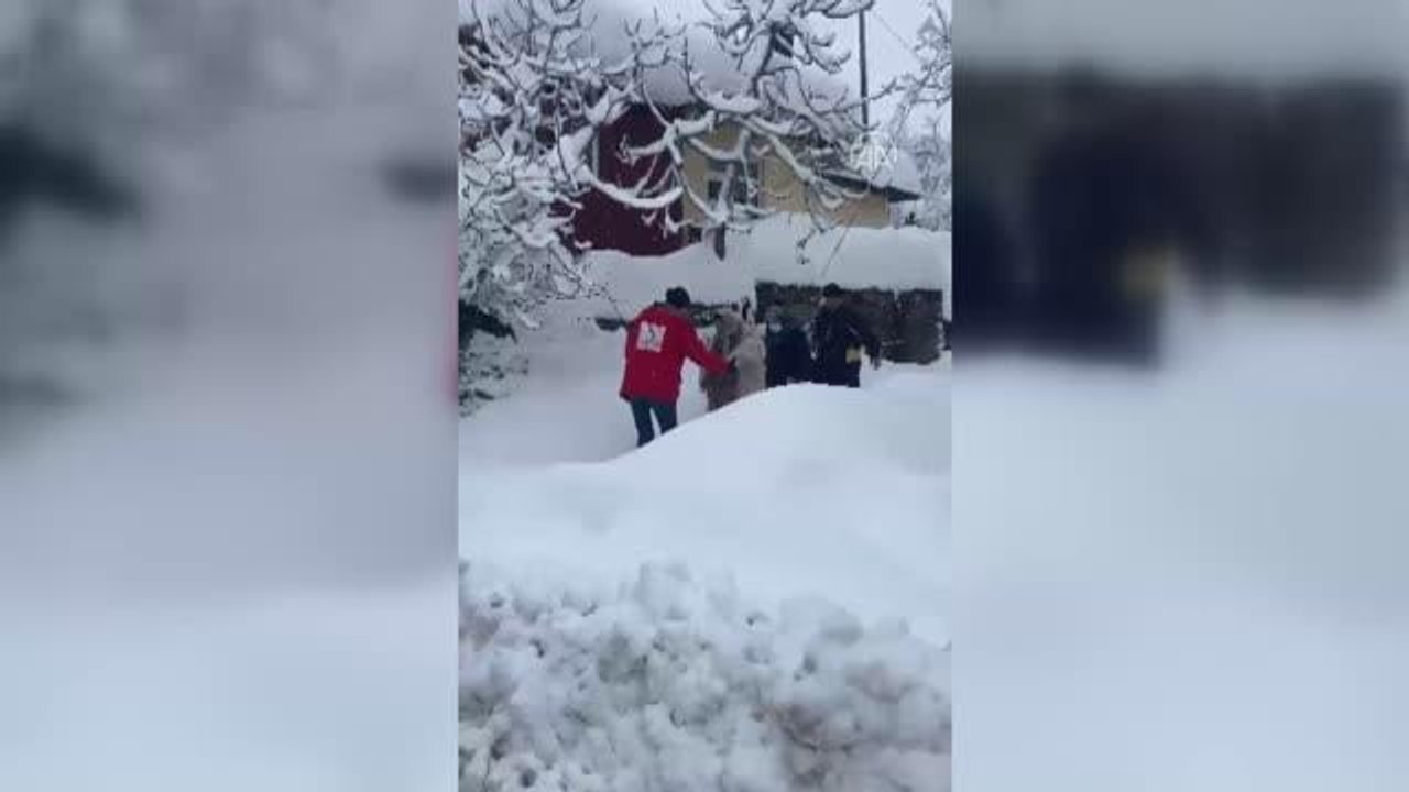 KASTAMONU - Kar nedeniyle mahsur kalan diyaliz hastasını ilçeye Kızılay ekibi ulaştırdı