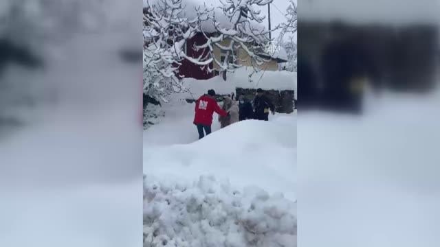 KASTAMONU - Kar nedeniyle mahsur kalan diyaliz hastasını ilçeye Kızılay ekibi ulaştırdı