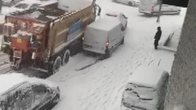 ESENYURT'TA KAYAN KAR KÜREME ARACI 4 ARACA ÇARPARAK DURABİLDİ
