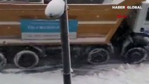 İstanbul Esenyurt'ta kayan kar küreme aracı dört aracı sürükledi