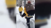 Son dakika haberleri! Sağlık görevlisi kardan kapanan mahalledeki hastayı sırtında ambulansa taşıdı