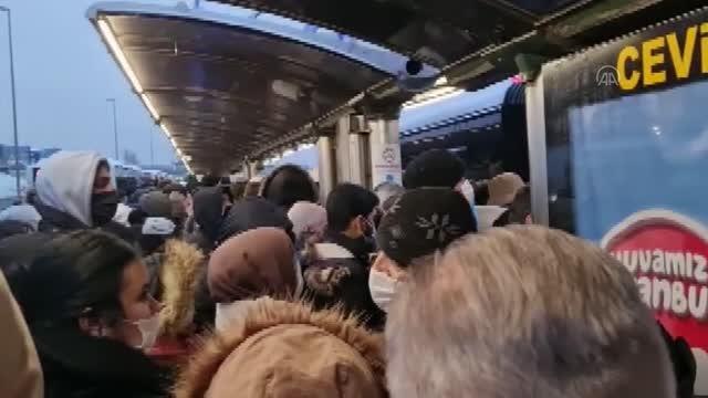 İstanbul'da kar etkili oluyor - Cevizlibağ metrobüs durağında yoğunluk
