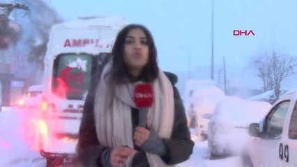 ARNAVUTKÖY'DE ARAÇLAR KARA GÖMÜLDÜ; SÜRÜCÜLER YOLA YÜRÜYEREK DEVAM ETTİ