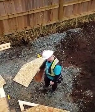 Cet ouvrier n'arrive pas à trouver la manière de monter sa pièce de bois... casse-tête dans la vraie vie