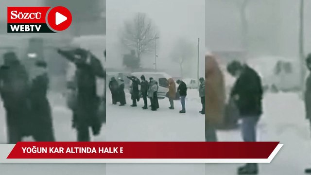 İstanbul'da yoğun kar altında Halk Ekmek kuyruğu