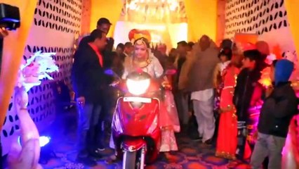 दूल्हे को स्कूटर पर लेकर पहुंची दुल्हन