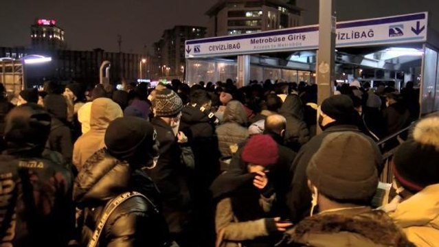 METROBÜS DURAKLARINDA KAR YOĞUNLUĞU