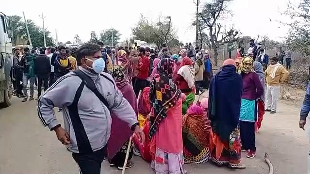 छत पर खड़े युवक पर गिरा 11 केवी का बिजली तार, म...